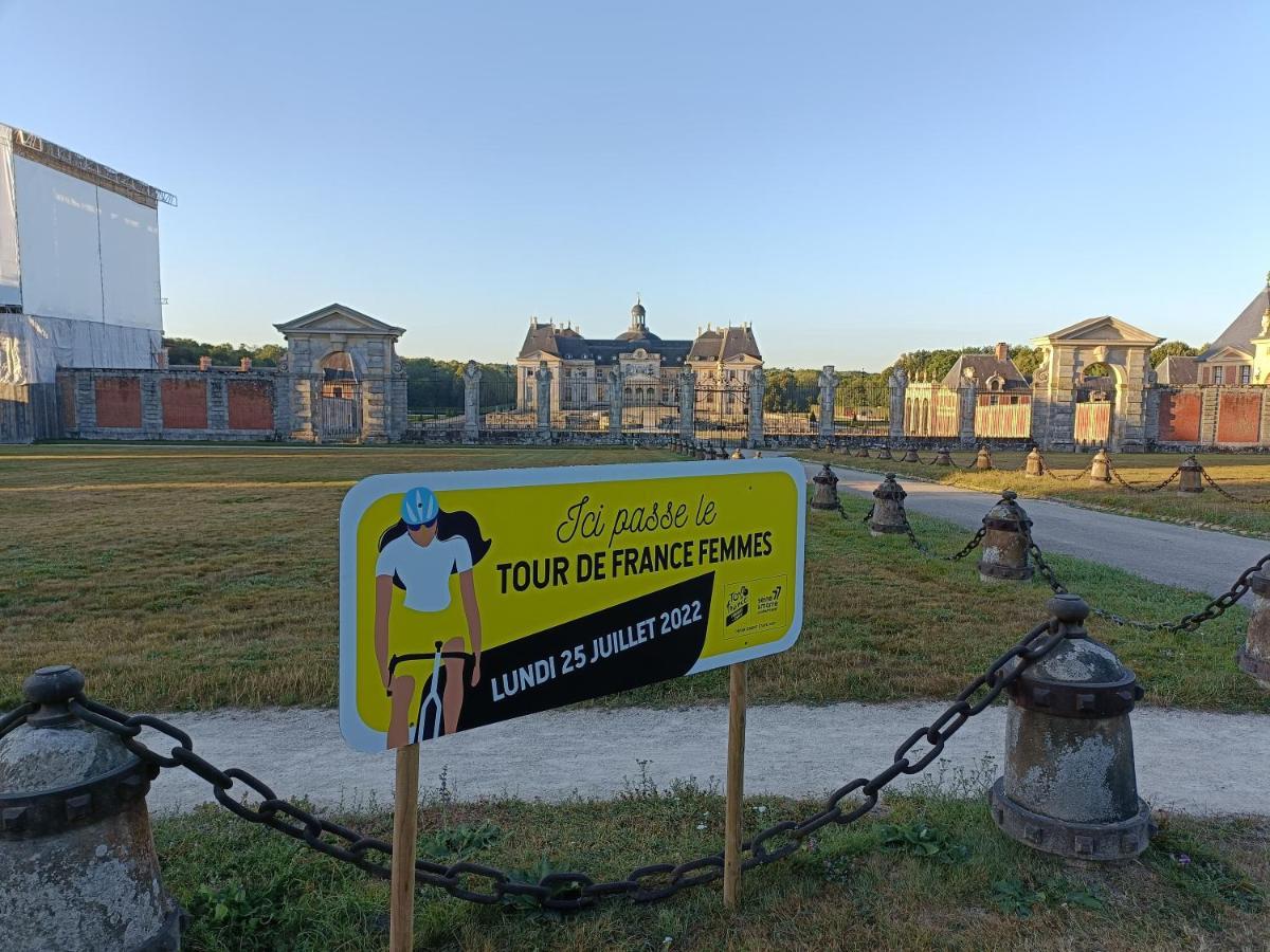 Villa Mettez vous au vert près du château de Vaux le Vicomte en sous sol semi enterré à Maincy Extérieur photo