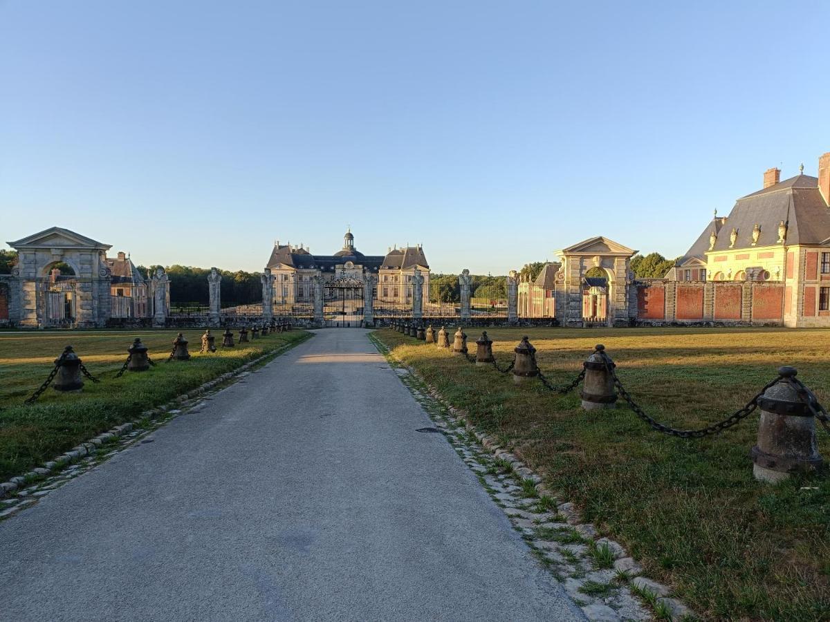 Villa Mettez vous au vert près du château de Vaux le Vicomte en sous sol semi enterré à Maincy Extérieur photo